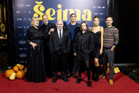 šeima fotografuojasi