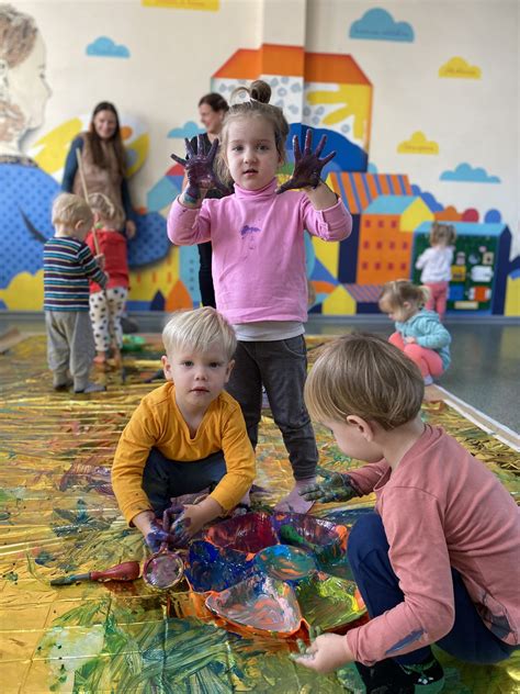 vaikai žaidžia kūrybiškoje aplinkoje darželyje
