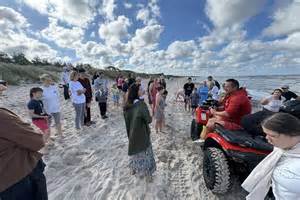 vaikai vasaros stovykloje prie baseino