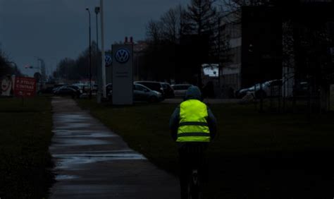 vaikas su atšvaitu tamsiu paros metu