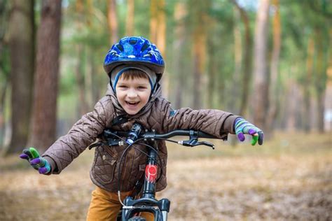vaikas segasi dviračio šalmą