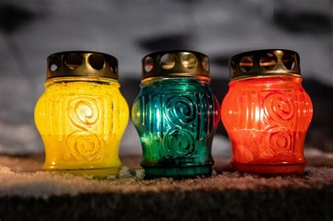 Raminanti aplinka (pvz., žvakių šviesa, augalai)