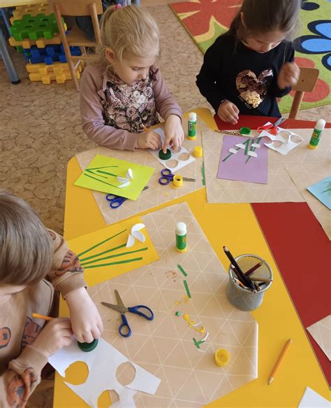 vaikai daro rankdarbius su šenilo viela