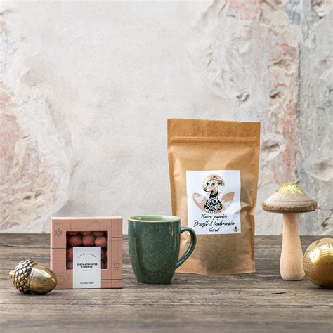 nuotrauka su puodeliu arbatos ir medaus indeliu