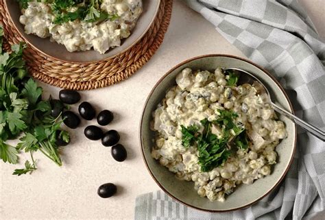 Įvairūs patiekalai su konservuotais žirneliais