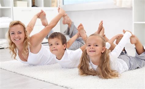 vaikai daro mankštą ryte