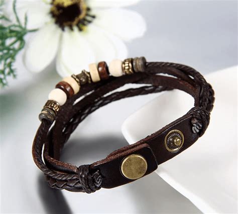 Įvairių stilių ir dydžių odinių apyrankių asortimentas