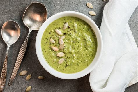 Vaiko ranka valganti špinatų sriubą