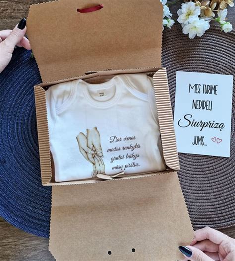 Dovanų dėžutė su smėlinuku ir užrašu apie anūko gimimą