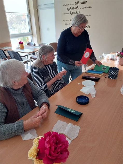 Seneliai džiaugiasi gavę dovaną su naujiena apie anūką
