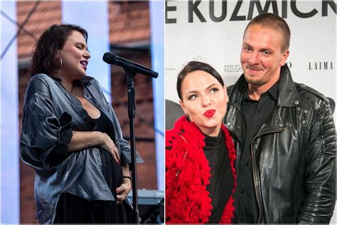 Šeima švenčia naujieną apie nėštumą