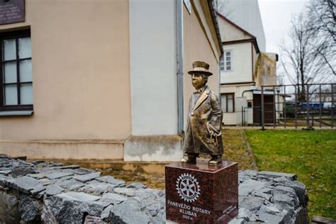 Simbolinė skulptūra, vaizduojanti kūrybą