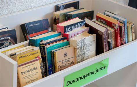 knygų lentyna bibliotekoje
