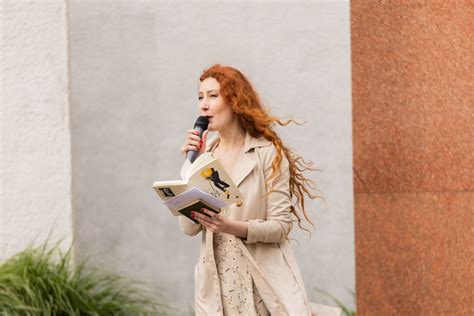 Mokiniai skaito Salomėjos Nėries eiles