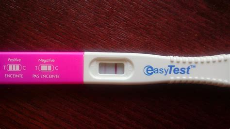 iliustracija, kaip atlikti nėštumo testą juostele.