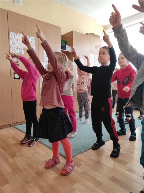 vaikai šoka įvairių stilių šokius