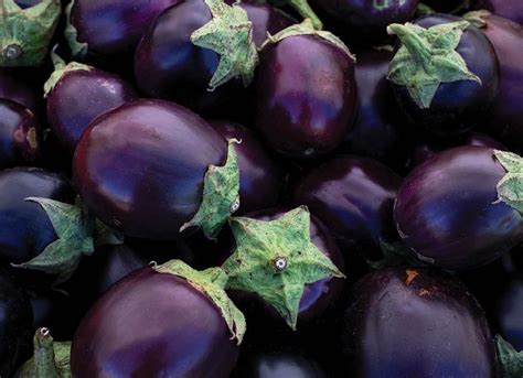 Švieži baklažanai turguje