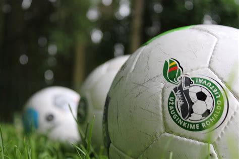 Jaunasis Pelė su futbolo kamuoliu