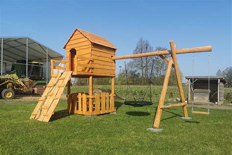 Medinė vaikų žaidimų aikštelė sode