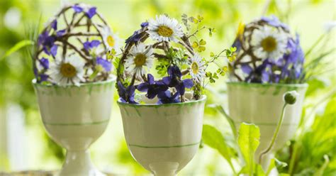 Žmonės, marginantys Velykų kiaušinius