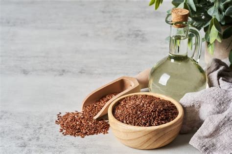 Nuotrauka su skirtingais aliejais: linų sėmenų, čija, kanapių, graikinių riešutų, kviečių gemalų