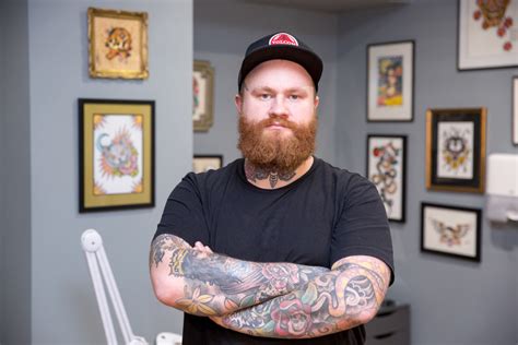 Tatuiruočių meistras Ernestas Narkevičius demonstruoja tatuiruotės procesą