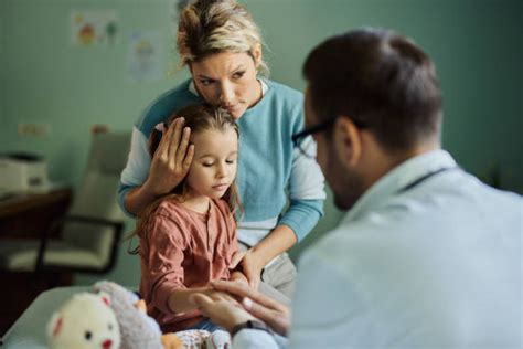 pediatras konsultuoja vaiką