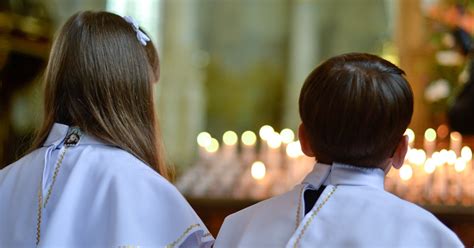 vaikas priima komuniją