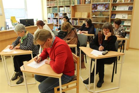 Gyventojai, bendraujantys bibliotekoje