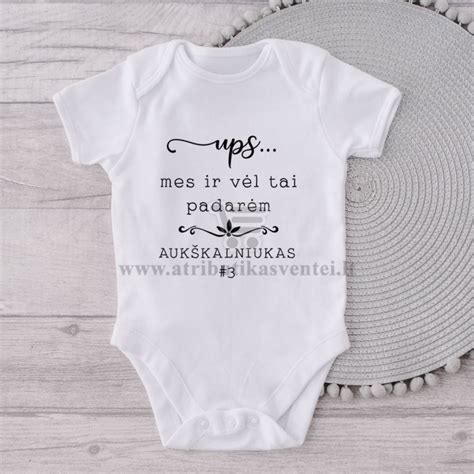 Mažylis dėvintis personalizuotą smėlinuką