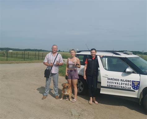 Moksleiviai savanoriai vedžioja šunis