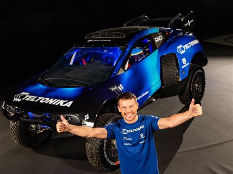 Edvinas Juškauskas su automobiliu Dakaro ralyje
