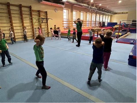 vaikai atlieka gimnastikos pratimus
