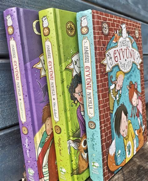 Įvairios vaikiškos knygos lentynoje