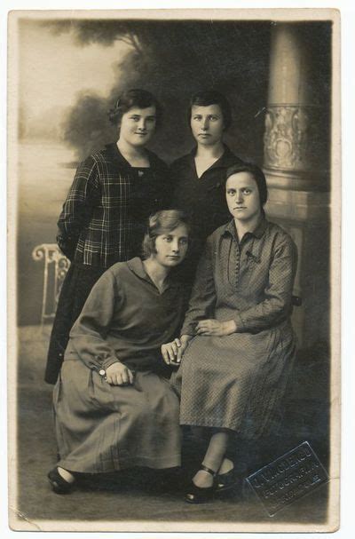 paauglė darosi fotosesiją su draugėmis