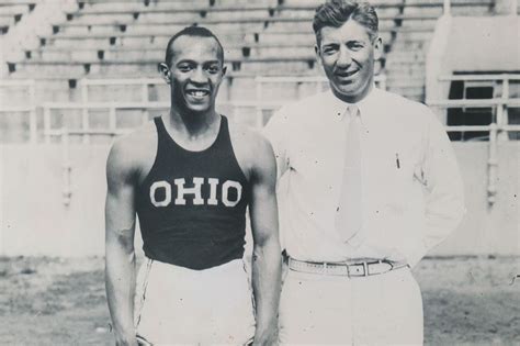 Jesse Owensas ir jo treneris Larry Snyder