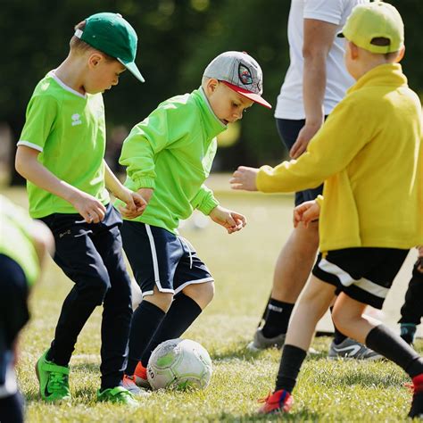 Vaiko ranka laikanti futbolo kamuolį