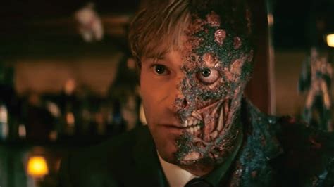 Aaron Eckhart kaip Two-Face filme 