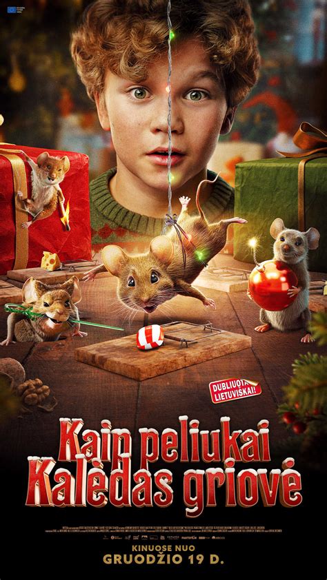 šeima laimingai švenčianti kalėdas
