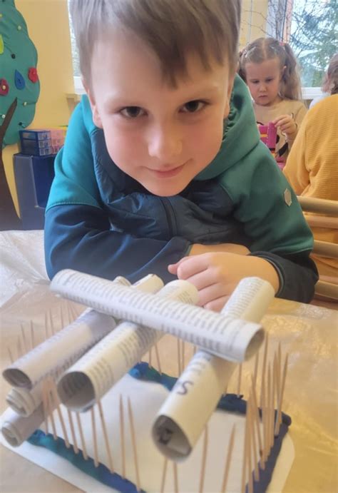 vaikų kūrybinis procesas su traukinuku