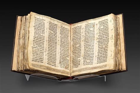 Vaizdas, iliustruojantis šeimą, skaitančią Bibliją