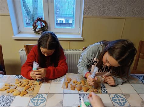 vaikai dekoruoja kalėdinius burbulus