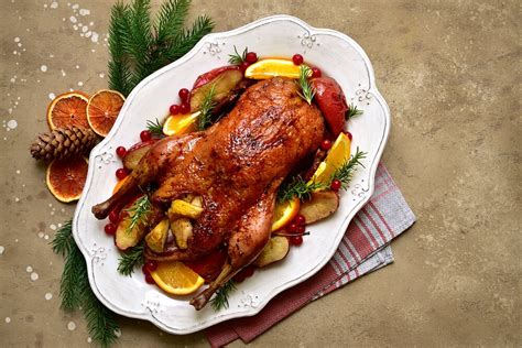 Žąsis su obuoliais ir slyvomis