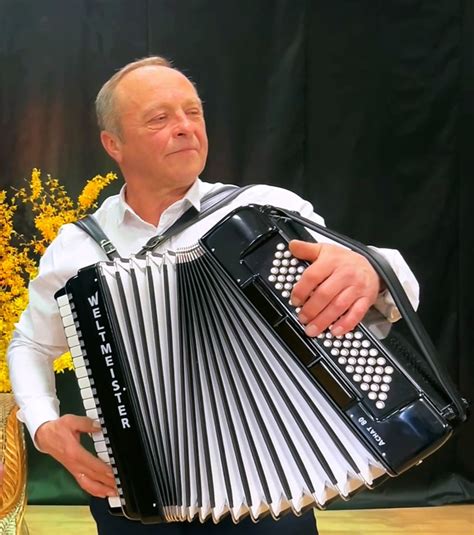 Muzikantas su akordeonu