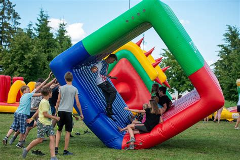 Nuotrauka, vaizduojanti globėjus ir vaikus