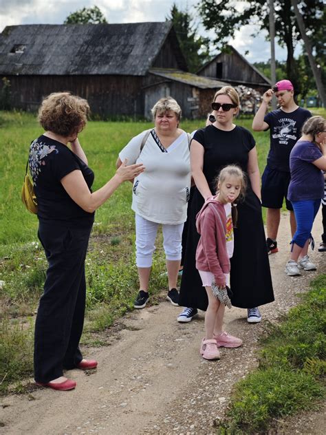 Vaikai dirba komandoje prie stovyklos užduoties