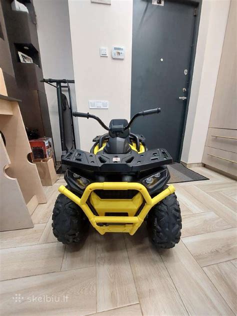 Vaikiškas keturratis važiuoja miško takeliu