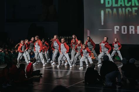 šokanti jaunimo grupė gatvės šokių studijoje