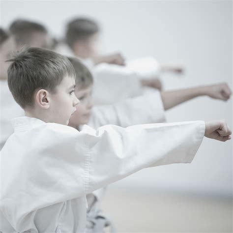 vaikai treniruojasi karatė klube