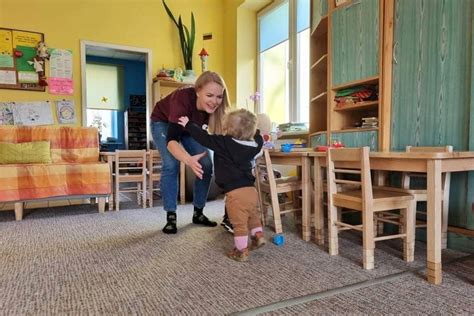 Savanoris žaidžia su vaiku ligoninėje
